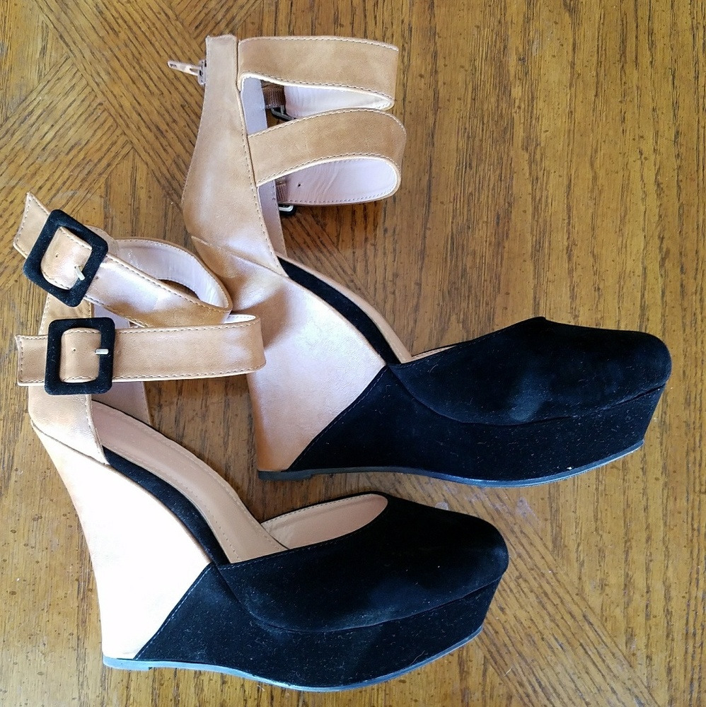 NIB - Black and Tan wedges